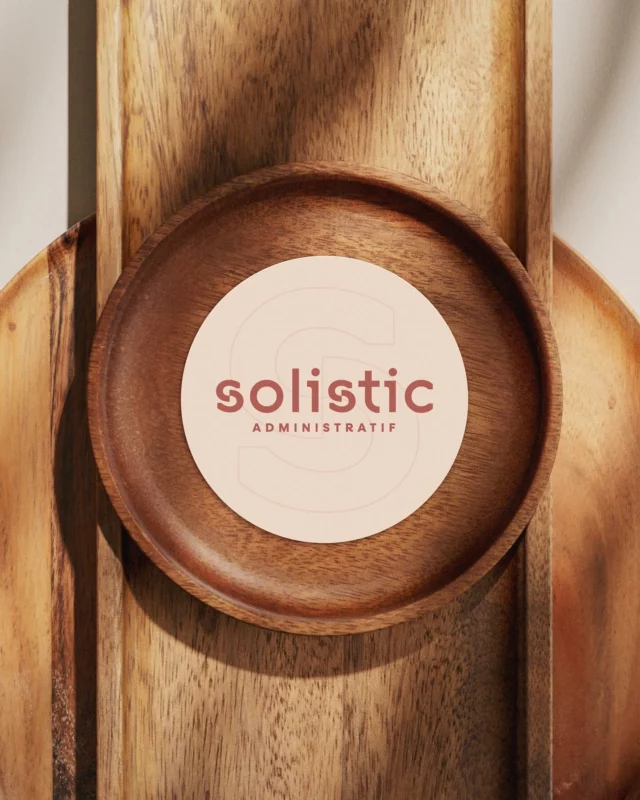 🌞 Nouveau logo ! 🌞

Aujourd’hui, je vous dévoile le logo que j’ai conçu pour Solistic, une entreprise administrative spécialisée dans les énergies renouvelables ✨

Un design moderne et porteur de sens : le S a été retravaillé pour symboliser l’énergie renouvelable, en parfaite harmonie avec l’activité de Solistic.

Les couleurs chaudes viennent apporter une touche de dynamisme et de chaleur à un secteur parfois perçu comme austère.

Un grand merci à Fleur pour sa confiance et la liberté créative qu’elle m’a accordée ! 🤗

~

#graphiste #graphistefreelance #graphisme #graphicdesign #graphistebourgoin #graphistebourgoinjallieu #bourgoin #latourdupin #bourgoinjallieu #graphistelyon #graphicdesignerlyon #logo #logodesigns #logotype #logodesigner #juliencottazdesign #graphisteparis #graphicdesign #graphicdesignerparis #solistic #logoadministratif #logoenergierenouvelable