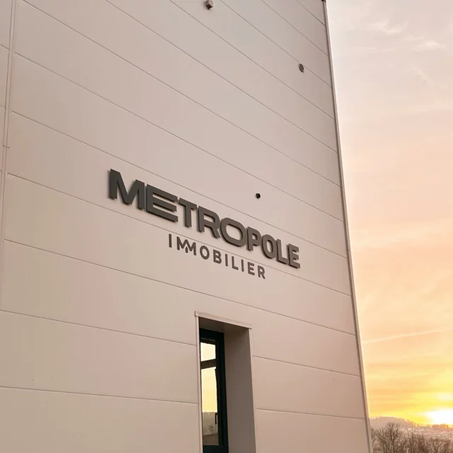✨ Enseigne ✨

Quelle fierté de voir mes logos prendre vie sur des bâtiments. Ici pour l’agence @metropoleimmobilier dont j’ai effectué la refonte du logotype, ainsi que l’identité graphique complète. 

Enseigne fabriquée et posée par l’équipe talentueuse de @imprimeriedesalpes 

~
#graphiste #graphistefreelance #graphisme #graphicdesign #graphistebourgoin #graphistebourgoinjallieu #bourgoin #latourdupin #bourgoinjallieu #graphistelyon #graphicdesignerlyon #logo #logodesigns #logotype #logodesigner #juliencottazdesign #graphisteparis #graphicdesign #graphicdesignerparis #logoagenceimmobiliere #logoimmobilier #metropoleimmobilier